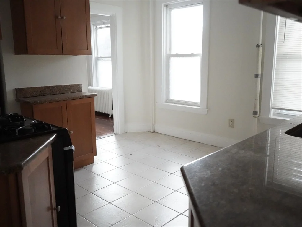 5 bed, 2 bath apartment for rent at 67 Pearl St Unit 2, Newton — photo 6 of 31
