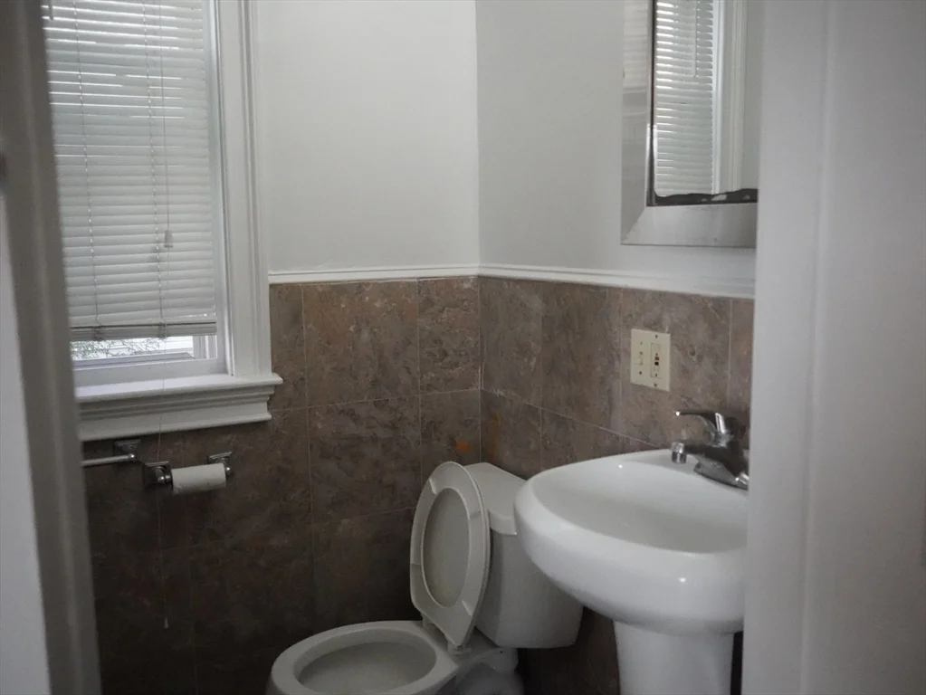 5 bed, 2 bath apartment for rent at 67 Pearl St Unit 2, Newton — photo 14 of 31