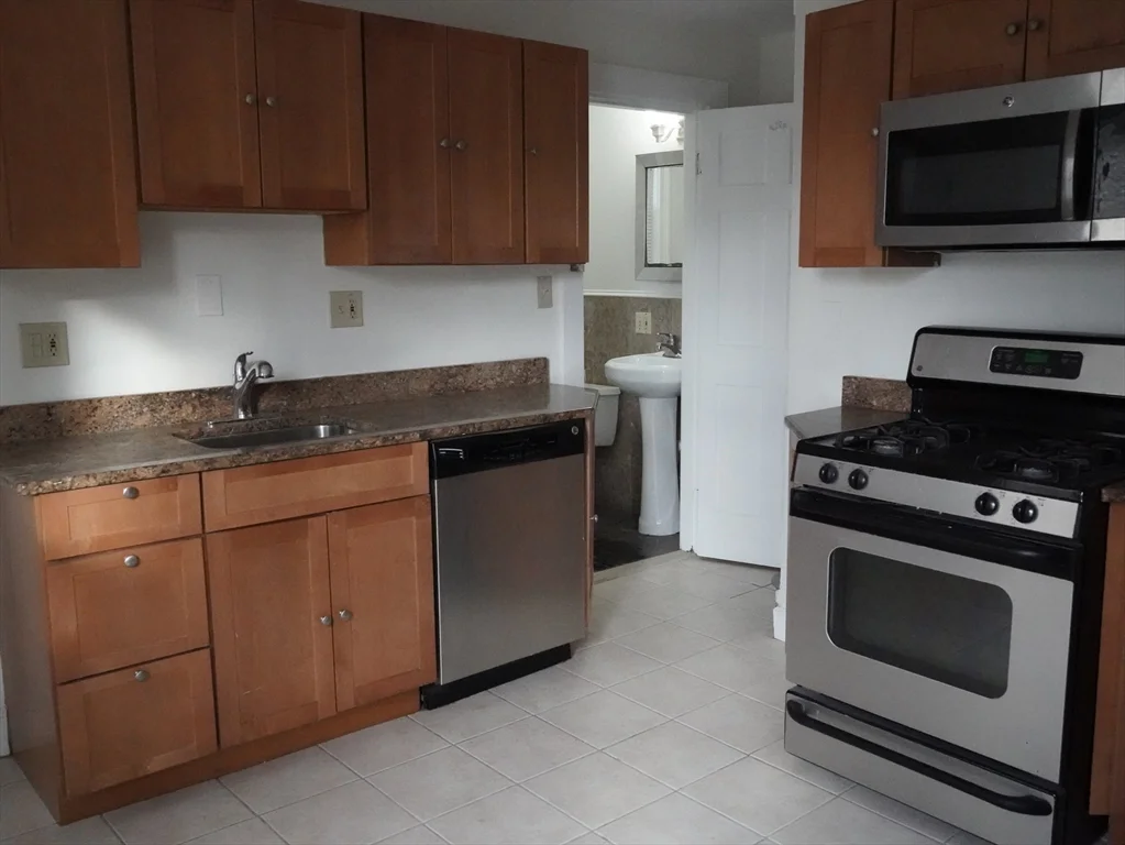 5 bed, 2 bath apartment for rent at 67 Pearl St Unit 2, Newton — photo 5 of 31