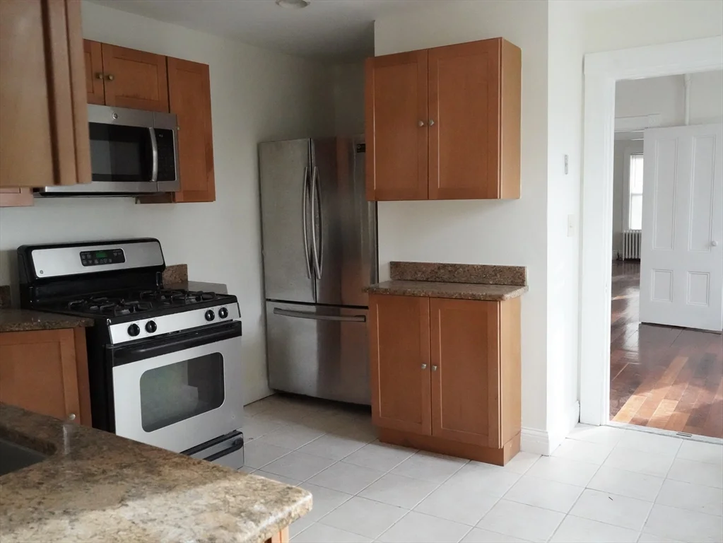 5 bed, 2 bath apartment for rent at 67 Pearl St Unit 2, Newton — photo 4 of 31