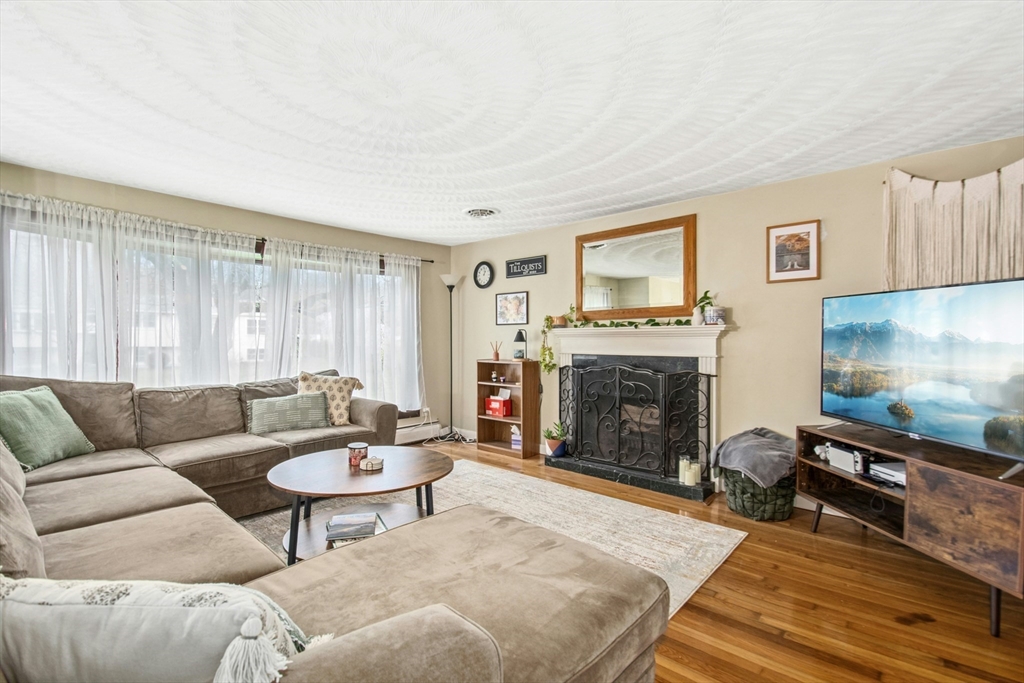 4 bed, 2 bath apartment for rent at 67 S Oxford Rd, Millbury — photo 3 of 27