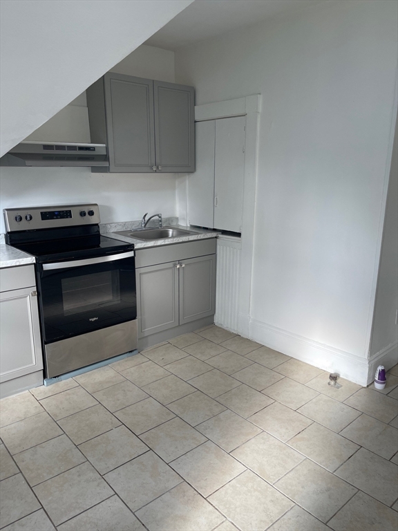 3 bed, 1 bath apartment for rent at 67 Saunders St Unit 3, Lawrence — photo 3 of 23