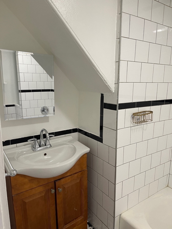 3 bed, 1 bath apartment for rent at 67 Saunders St Unit 3, Lawrence — photo 7 of 23