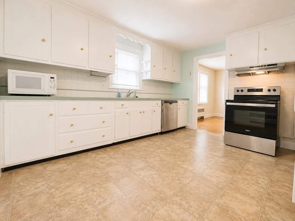 2 bed, 1 bath apartment for rent at 67 Waverley St Unit 2, Belmont — photo 3 of 18