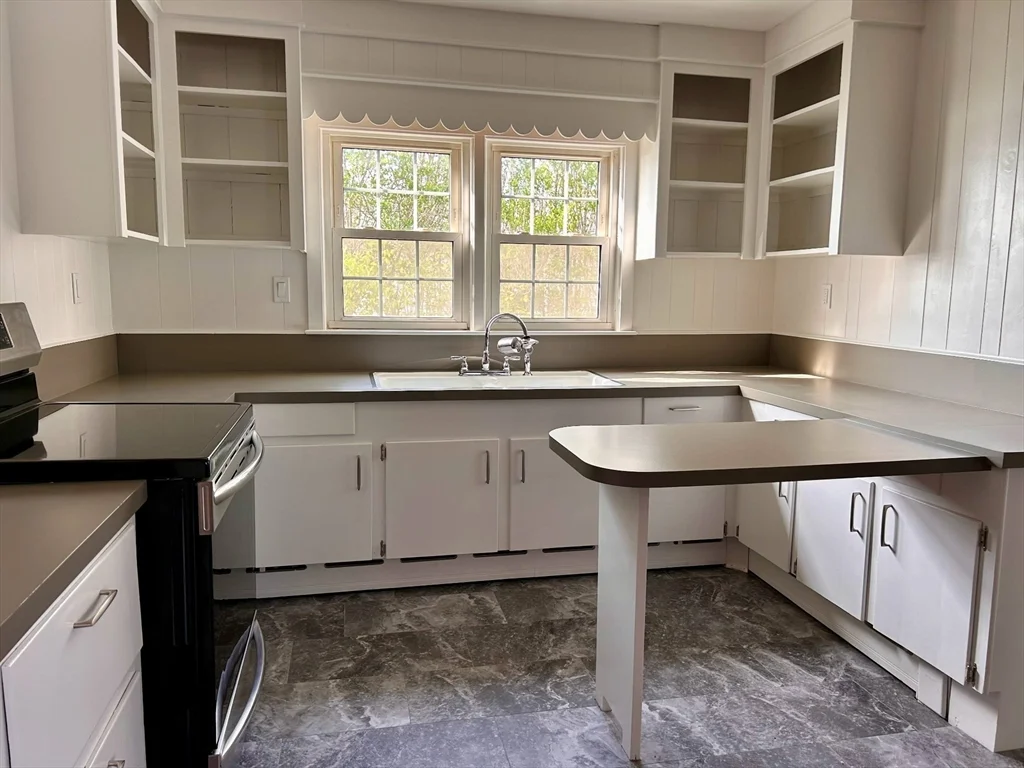 2 bed, 1 bath apartment for rent at 672 W Rodney French Blvd, Far North — photo 17 of 39