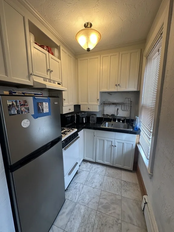 2 bed, 1 bath apartment for rent at 675 East 7th St Unit 2, South Boston — photo 2 of 8