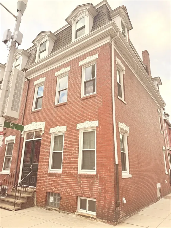 2 bed, 1 bath apartment for rent at 675 East 7th St Unit 3, South Boston