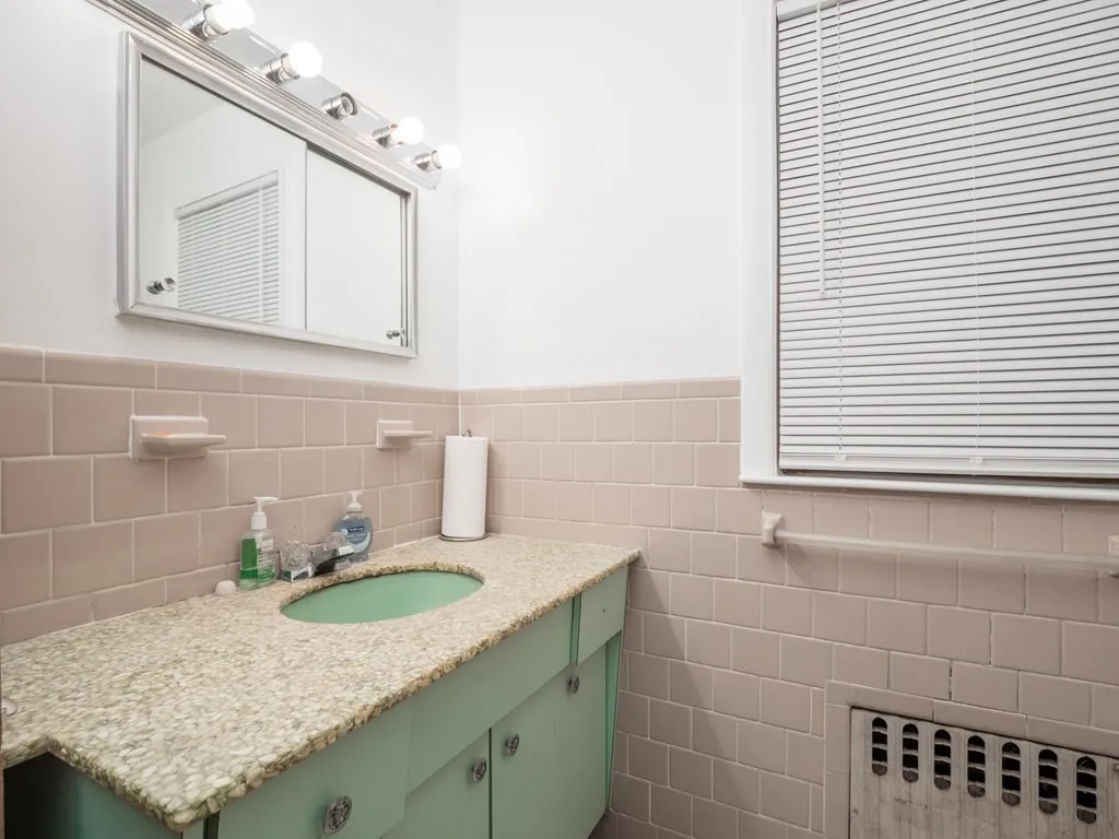 4 bed, 1 bath apartment for rent at 68 Apthorp, Quincy — photo 14 of 30