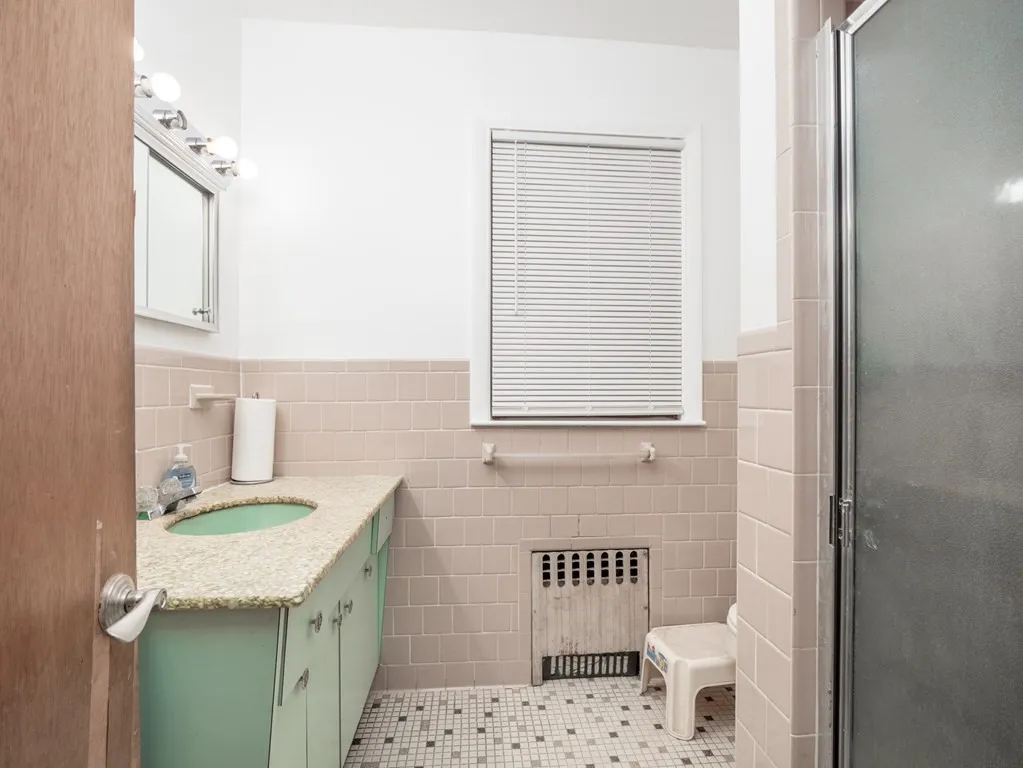 4 bed, 1 bath apartment for rent at 68 Apthorp, Quincy — photo 15 of 30