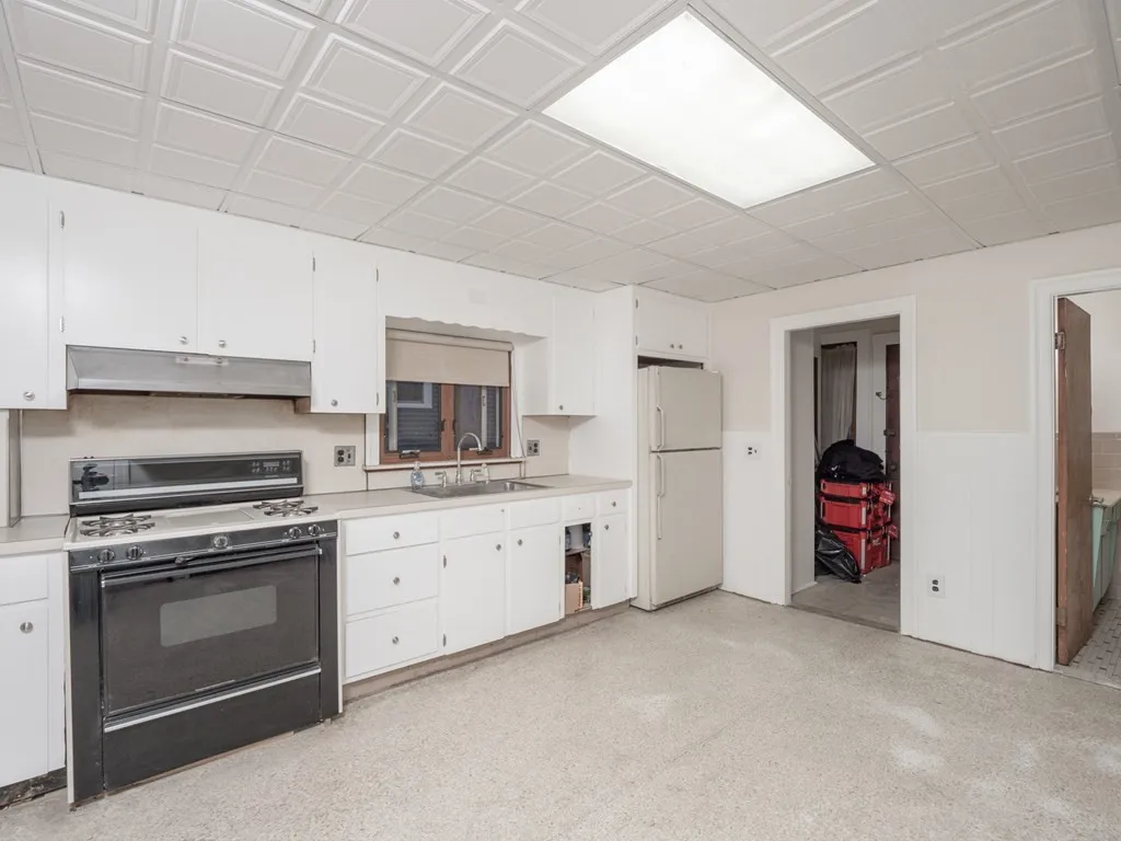 4 bed, 1 bath apartment for rent at 68 Apthorp, Quincy — photo 10 of 30