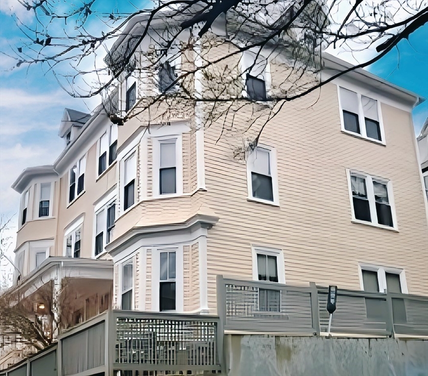 4 bed, 1 bath apartment for rent at 68 Boylston St Unit 3, Boylston Street — photo 1 of 12