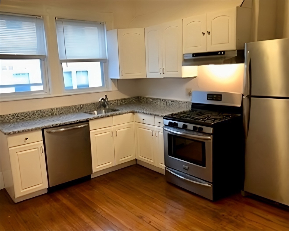 4 bed, 1 bath apartment for rent at 68 Boylston St Unit 3, Boylston Street — photo 4 of 12