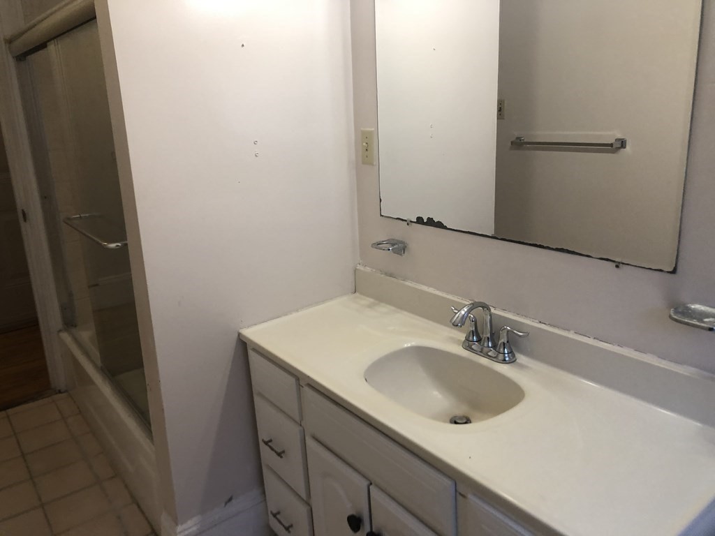 4 bed, 1 bath apartment for rent at 68 Boylston St Unit 3, Boylston Street — photo 9 of 12