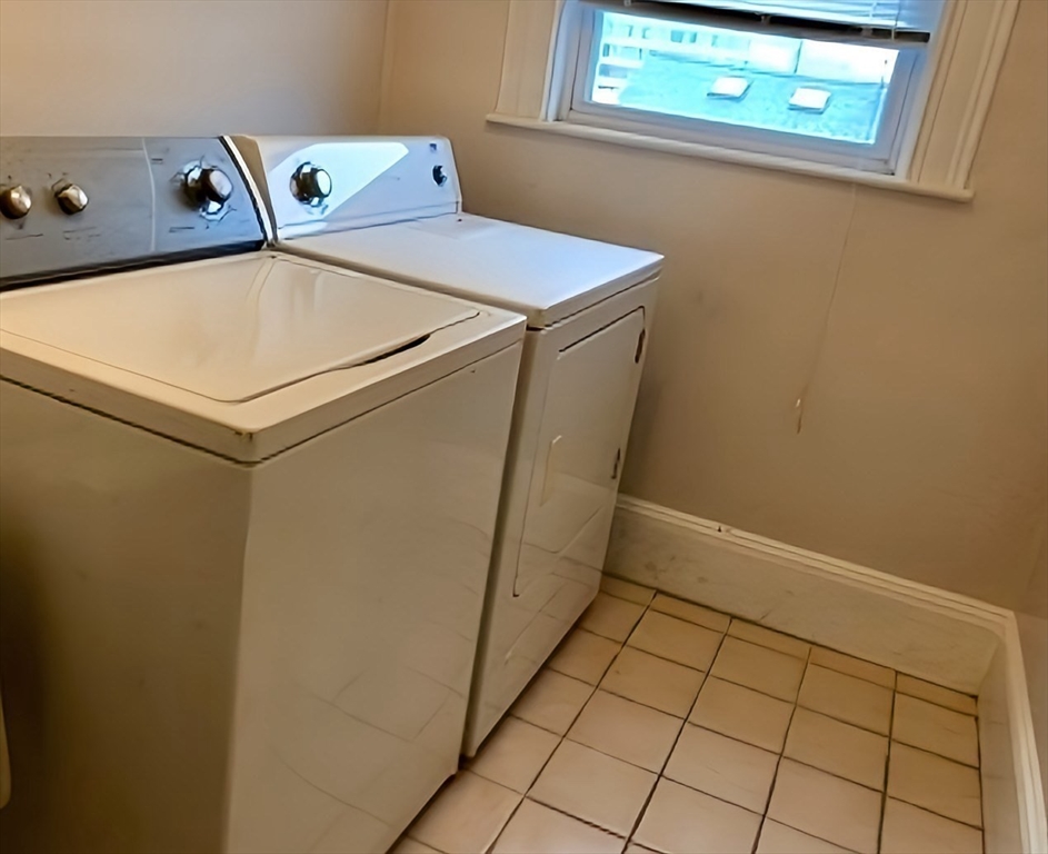 4 bed, 1 bath apartment for rent at 68 Boylston St Unit 3, Boylston Street — photo 11 of 12