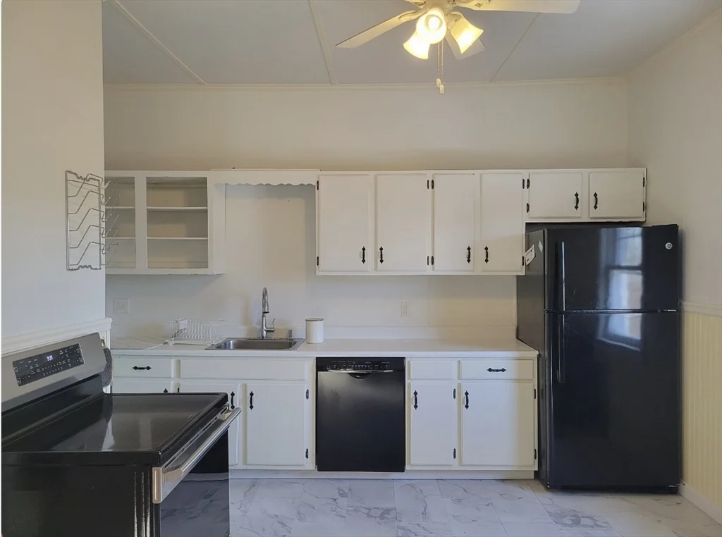 3 bed, 1 bath apartment for rent at 68 Converse Unit 2, Bell Rock — photo 2 of 14