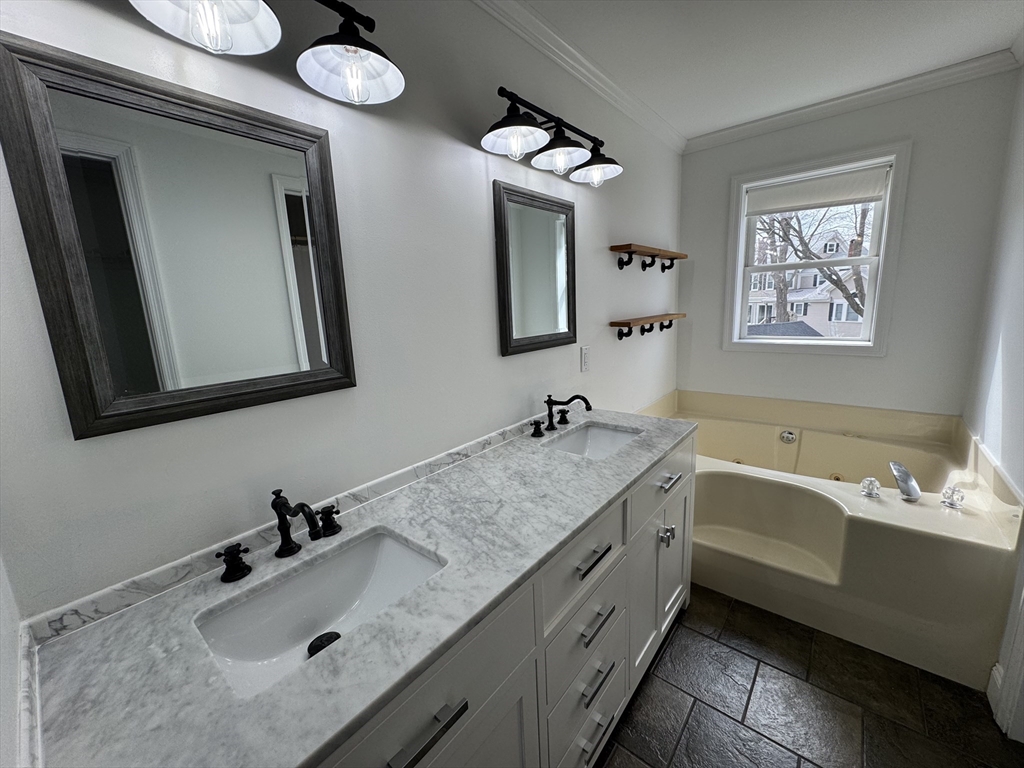 4 bed, 3 bath apartment for rent at 68 Elm St, Woburn — photo 13 of 41