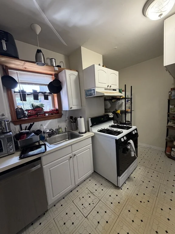 3 bed, 1 bath apartment for rent at 68 Gore St Unit 3, East Cambridge — photo 2 of 14