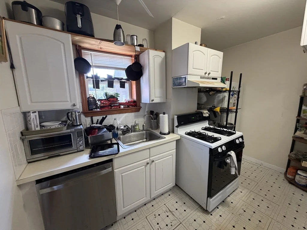 3 bed, 1 bath apartment for rent at 68 Gore St Unit 3, East Cambridge — photo 1 of 14
