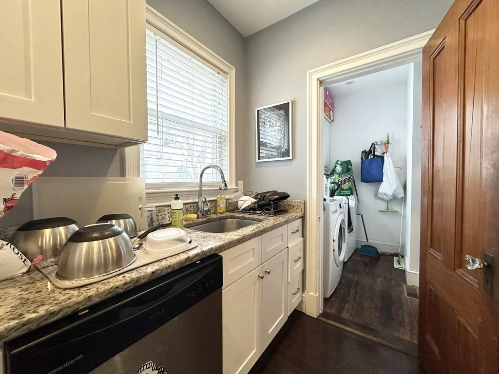 4 bed, 2 bath apartment for rent at 68 Mapleton St Unit 68, Brighton — photo 2 of 17