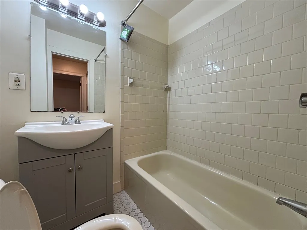 1 bed, 1 bath apartment for rent at 68 Myrtle St Unit 1, Beacon Hill — photo 16 of 21