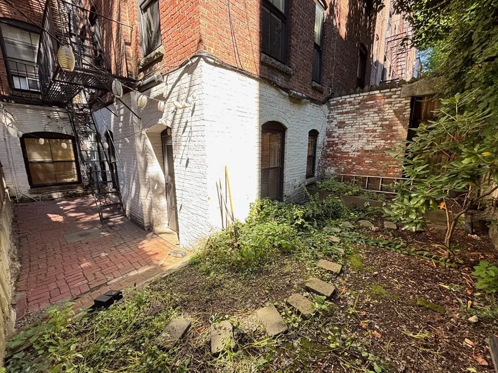 1 bed, 1 bath apartment for rent at 68 Myrtle St Unit 1, Beacon Hill