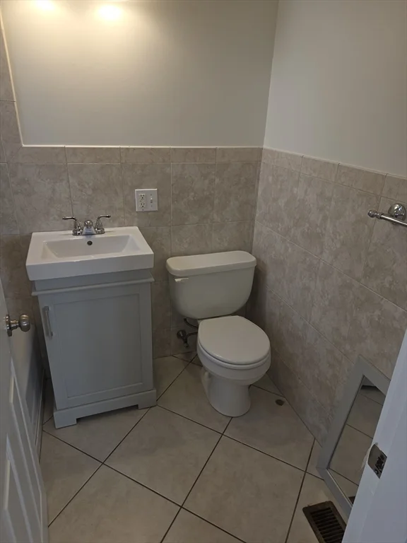 1 bed, 1 bath apartment for rent at 68 Nahant Ave Unit 1, Dorchester — photo 11 of 12