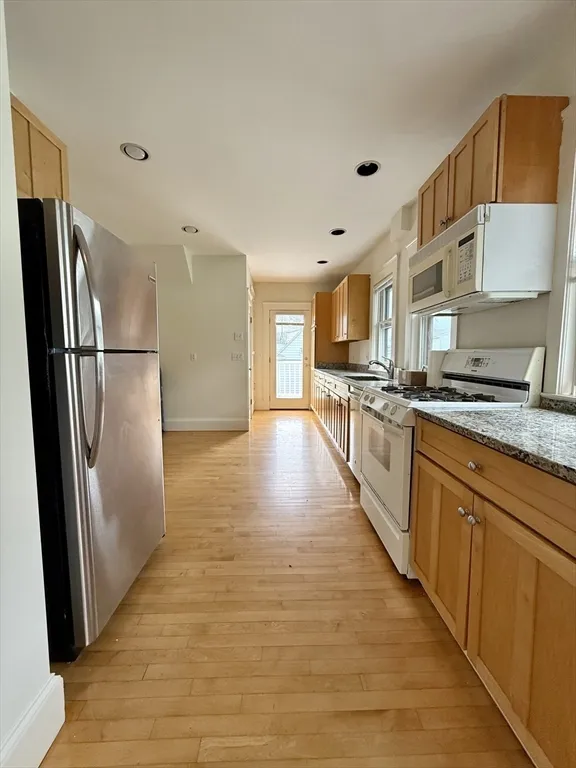 3 bed, 1 bath apartment for rent at 68 Putnam Unit 2, Watertown — photo 1 of 11