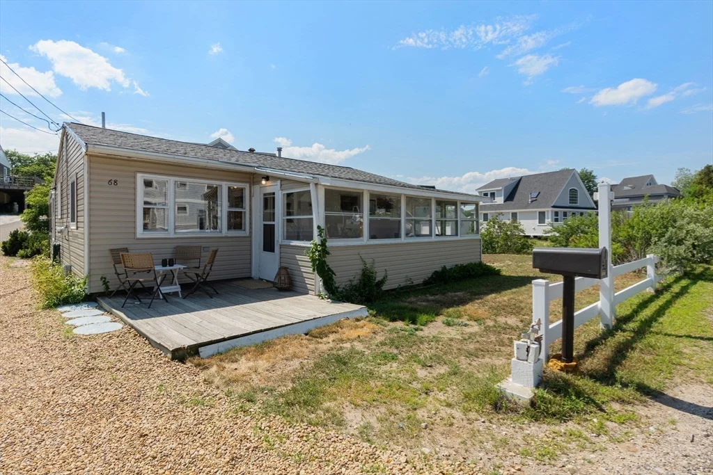2 bed, 1 bath apartment for rent at 68 Southern Blvd Unit Weekly, Plum Island — photo 2 of 15