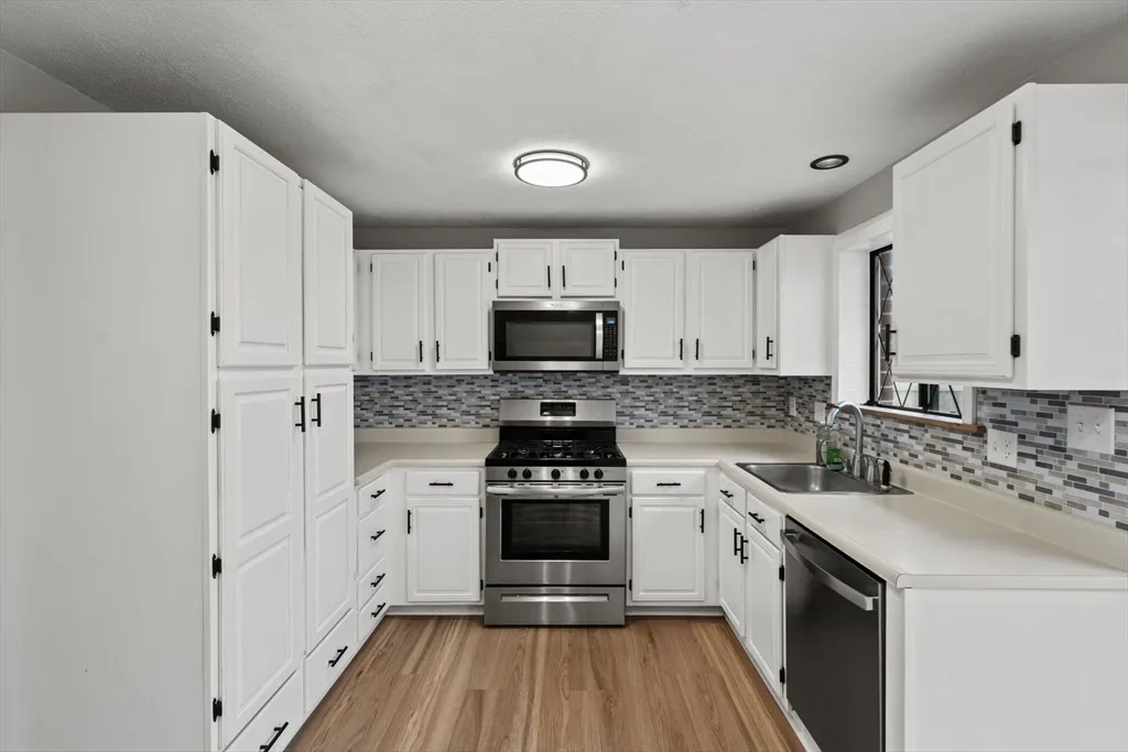 3 bed, 2 bath apartment for rent at 68 Sterling Ln Unit 68, Bradford — photo 3 of 26