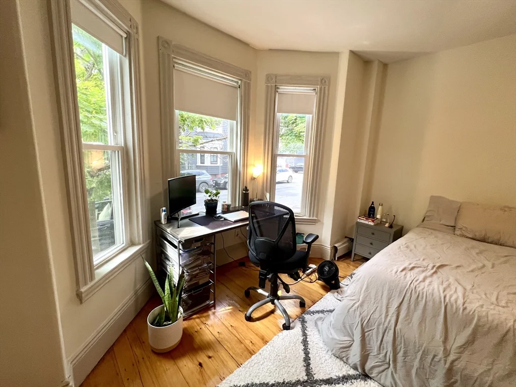 4 bed, 2 bath apartment for rent at 682 E 6th St Unit 1, South Boston — photo 4 of 21