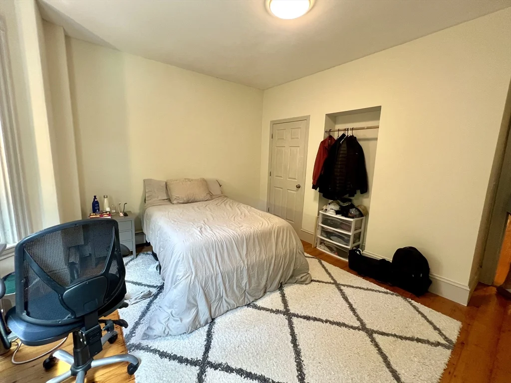 4 bed, 2 bath apartment for rent at 682 E 6th St Unit 1, South Boston — photo 2 of 21