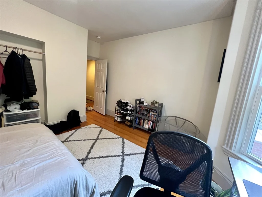 4 bed, 2 bath apartment for rent at 682 E 6th St Unit 1, South Boston — photo 3 of 21