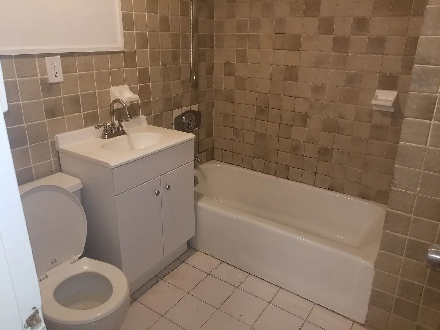 3 bed, 2 bath apartment for rent at 682 Parker St Unit 1, Mission Hill — photo 3 of 9