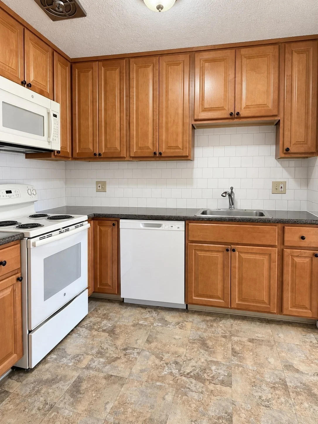2 bed, 1 bath apartment for rent at 685 Moody St Unit 2, Waltham — photo 2 of 8