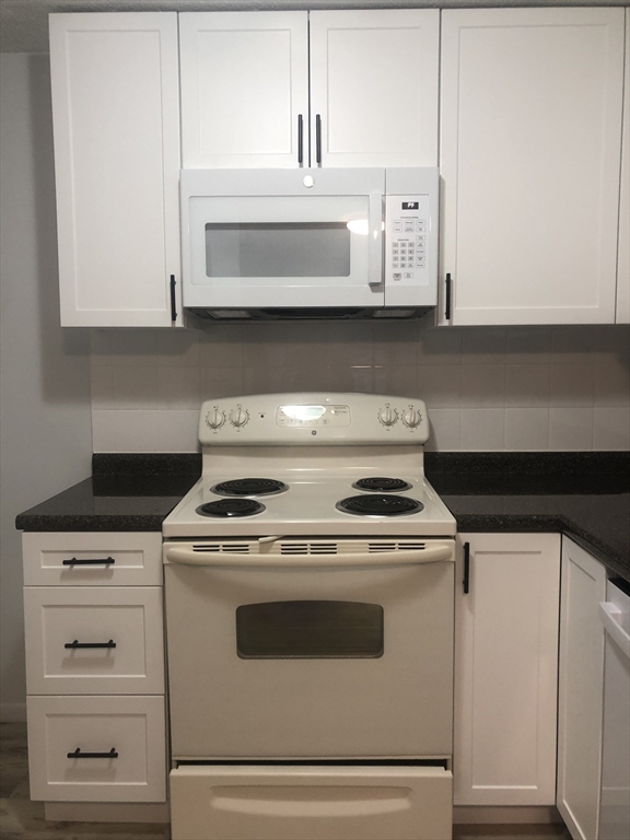 2 bed, 1 bath apartment for rent at 685 Moody St Unit 7, Waltham — photo 1 of 12
