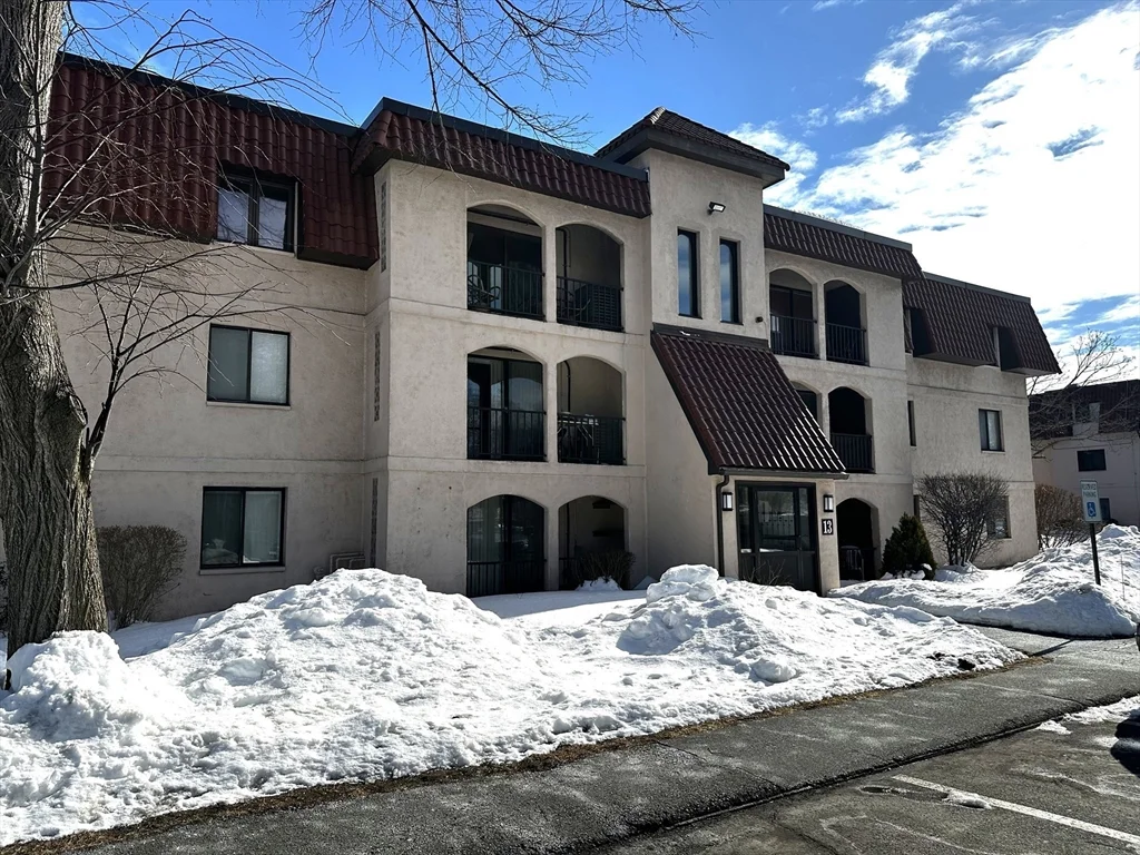 1 bed, 1 bath apartment for rent at 685 Oak St Unit 13-9, Brockton — photo 1 of 26