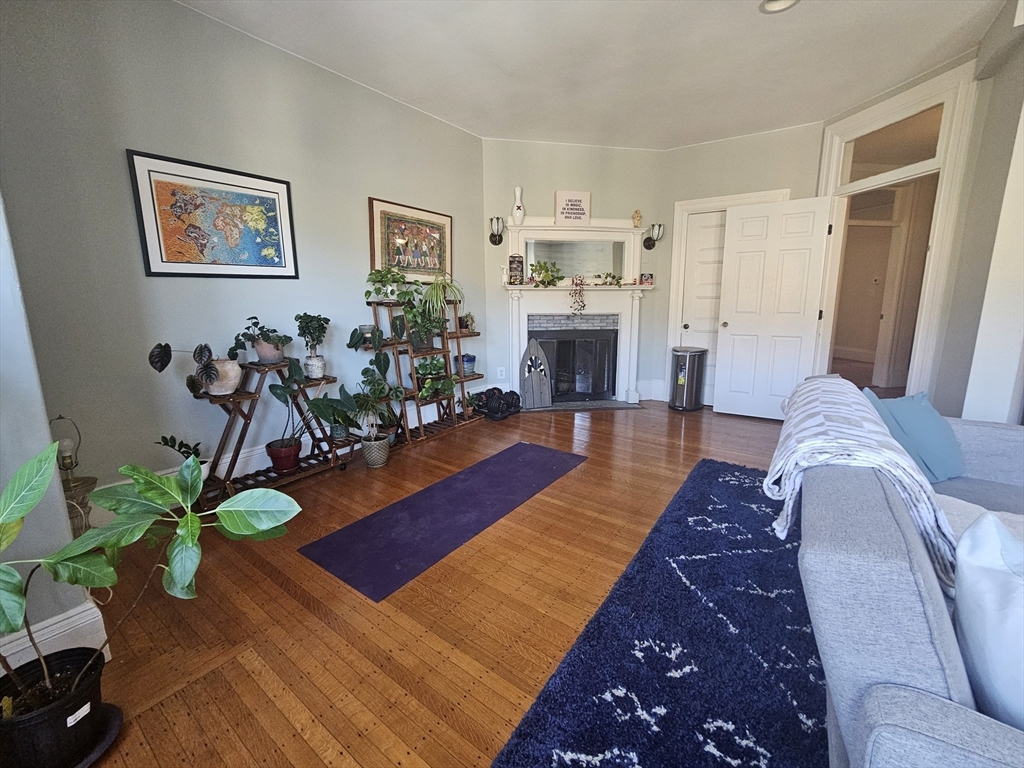 3 bed, 2 bath apartment for rent at 686 Washington St Unit 2, Brookline — photo 4 of 18