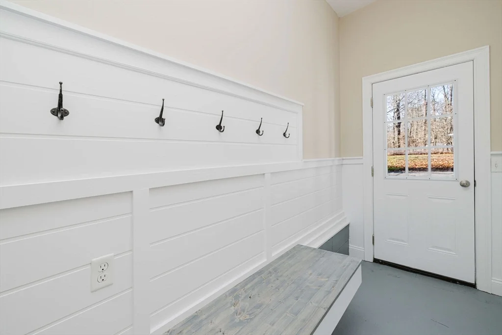 3 bed, 1 bath apartment for rent at 687 Washington St Unit 3, Easton — photo 4 of 25