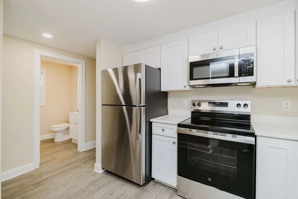3 bed, 1 bath apartment for rent at 687 Washington St Unit 3, Easton — photo 5 of 25