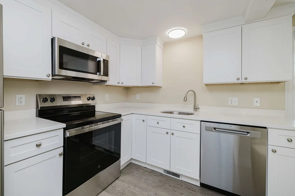 3 bed, 1 bath apartment for rent at 687 Washington St Unit 3, Easton — photo 8 of 25