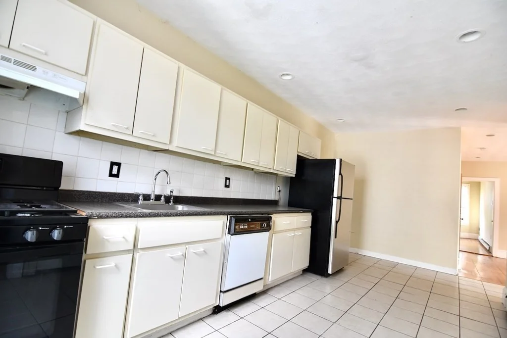 3 bed, 1 bath apartment for rent at 689 Washington St Unit 3, Dorchester — photo 2 of 12