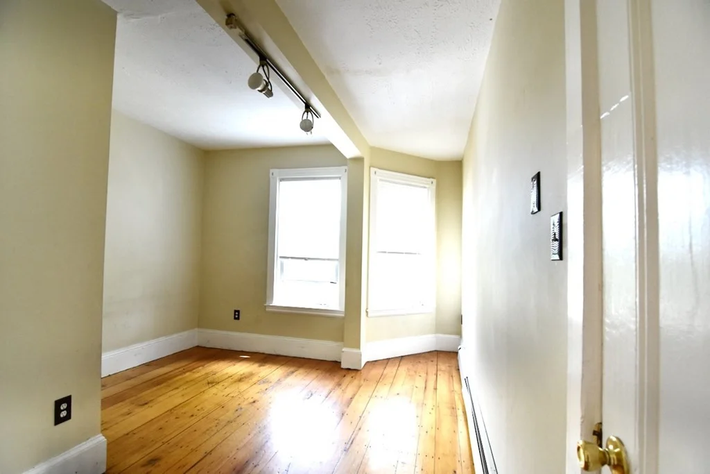 3 bed, 1 bath apartment for rent at 689 Washington St Unit 3, Dorchester — photo 5 of 12