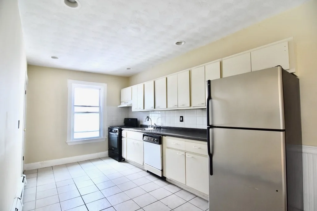 3 bed, 1 bath apartment for rent at 689 Washington St Unit 3, Dorchester — photo 8 of 12
