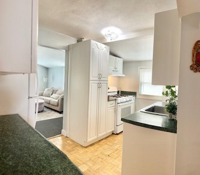 3 bed, 1 bath apartment for rent at 69 Castle Rd Unit 2, Nahant — photo 8 of 16