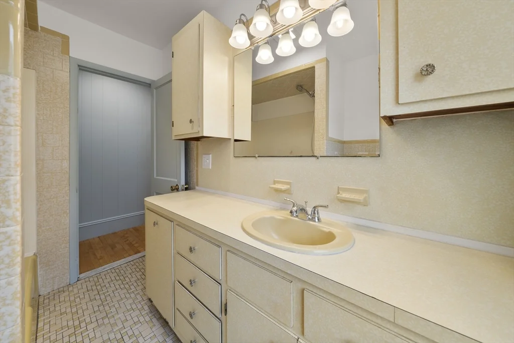 2 bed, 1 bath apartment for rent at 69 Endicott Unit 3, Salem — photo 13 of 21
