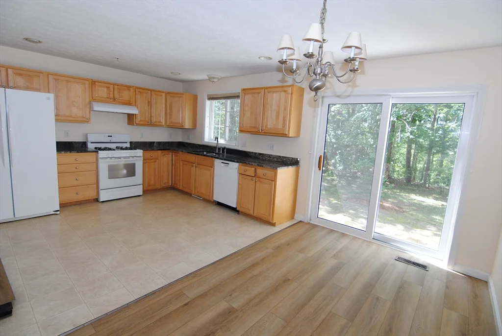3 bed, 2 bath apartment for rent at 69 Georgetown Unit 69, Nashua — photo 4 of 24