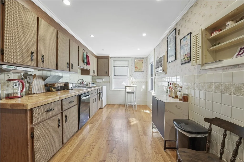 1 bed, 1 bath apartment for rent at 69 Jaques St Unit 3, Winter Hill — photo 1 of 6