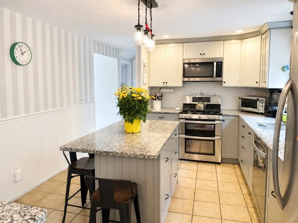 3 bed, 1 bath apartment for rent at 69 Montgomery Dr, Plymouth — photo 2 of 15