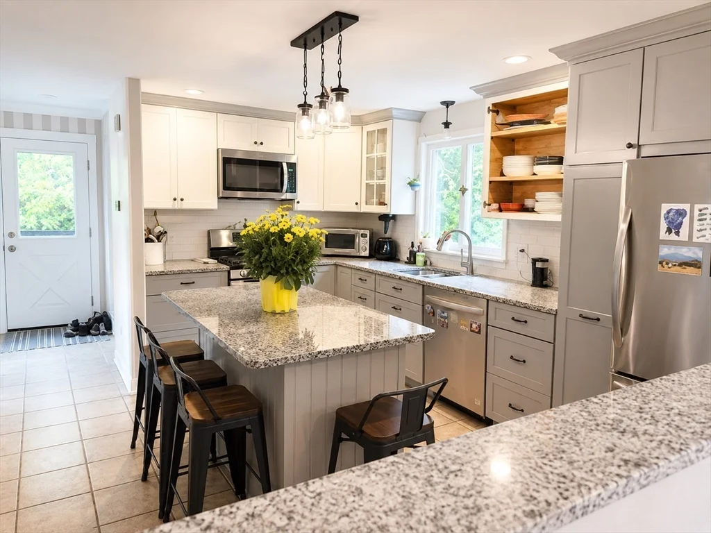 3 bed, 1 bath apartment for rent at 69 Montgomery Dr, Plymouth — photo 3 of 15