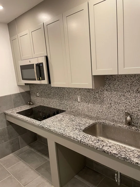 Studio bed, 1 bath apartment for rent at 69 North Common St Unit 3, Lynn — photo 5 of 15